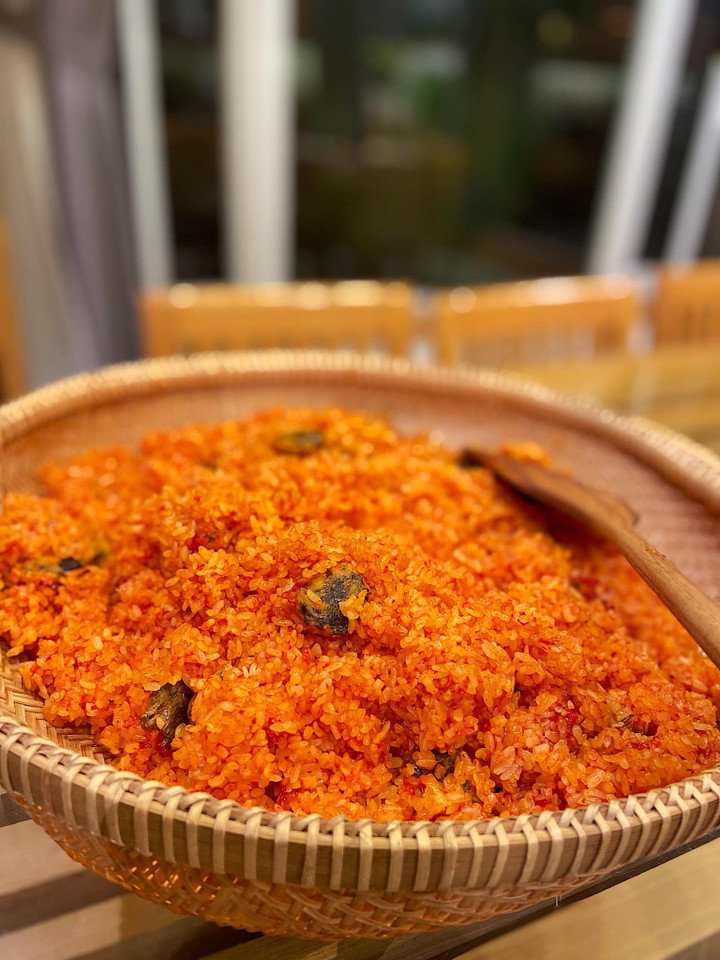 Xôi hấp lần 1 để ra rổ cho thoáng. (Ảnh: Minh Châu)