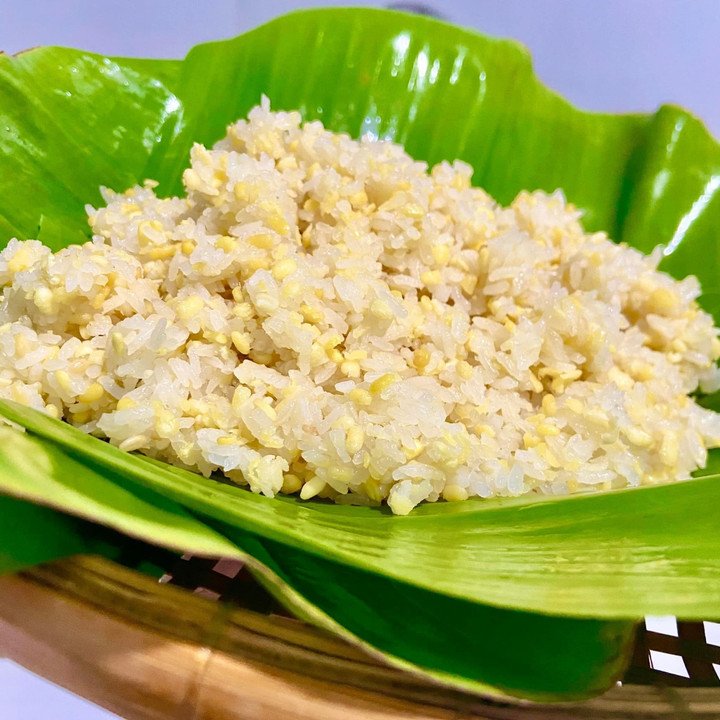 Xôi đỗ xanh có màu vàng nhạt, hạt nếp căng bóng dẻo thơm. (Ảnh: Trương Hà Uyên)