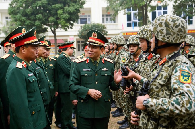 Đại tướng Nguyễn Tân Cương, Tổng Tham
mưu trưởng, Thứ trưởng Quốc phòng kiểm tra công tác chuẩn bị, bảo
vệ Đại hội đại biểu toàn quốc lần thứ XIV của Đảng khu vực Hà Nội.
Ảnh: Tuấn Huy