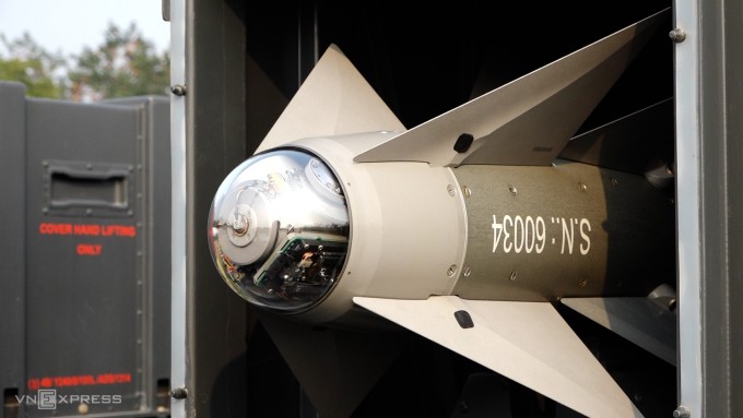 Tên lửa trang bị đầu dò quang - điện
sử dụng camera và hồng ngoại để bắt mục tiêu theo thời gian thực,
cho phép dẫn đường chính xác, tấn công ngoài tầm nhìn và điều khiển
linh hoạt trong suốt hành trình bay.