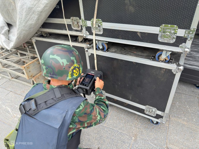 Cán bộ, chiến sĩ công binh phụ trách
dò tìm, xử lý bom mìn vật nổ bảo đảm an toàn các sự kiện, hoạt động
chào mừng trước, trong và sau Đại hội. Đây cũng là lực lượng phối
hợp, triển khai các chốt tại các nút cầu Thanh trì, Vĩnh Tuy,
Chương Dương, Long Biên, Thăng Long, Nhật Tân, thực hiện nhiệm vụ
đảm bảo an ninh trật tự suốt quá trình diễn ra Đại hội.