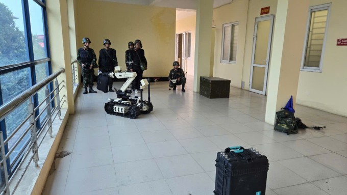Công binh sử dụng robot điều khiển từ
xa, chuyên xử lý tình huống đặc biệt khi phát hiện vật chất nghi
ngờ là bom mìn, vật liệu nổ trong hội trường, trung tâm thương mại,
những vị trí khó tiếp cận.