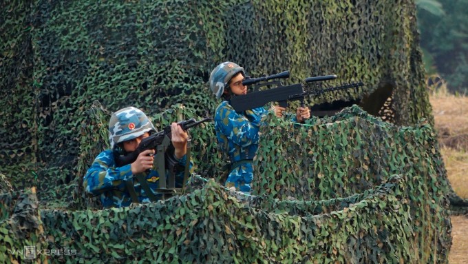 Trận địa còn có tổ bắn máy bay thấp
bằng súng tiểu liên dưới sự chỉ huy chung của tổ trưởng và thiết bị
chế áp CAV-14 có hai chức năng chính là đẩy đuổi và ép hạ. Chức
năng đẩy đuổi được áp dụng khi phát hiện phương tiện bay mang theo
vật thể lạ nguy hiểm như chất nổ, chất cháy hoặc chất độc để đưa
mục tiêu ra khỏi khu vực bảo vệ.