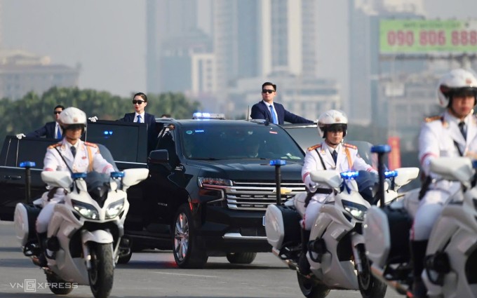 Khối xe bảo vệ, hộ tống lãnh đạo
Đảng, Nhà nước và các đoàn khách quốc tế tiến qua lễ đài. Đây là
dàn xe được trang bị cho lực lượng cảnh vệ phục vụ công tác đón,
dẫn đoàn đại biểu cấp cao.