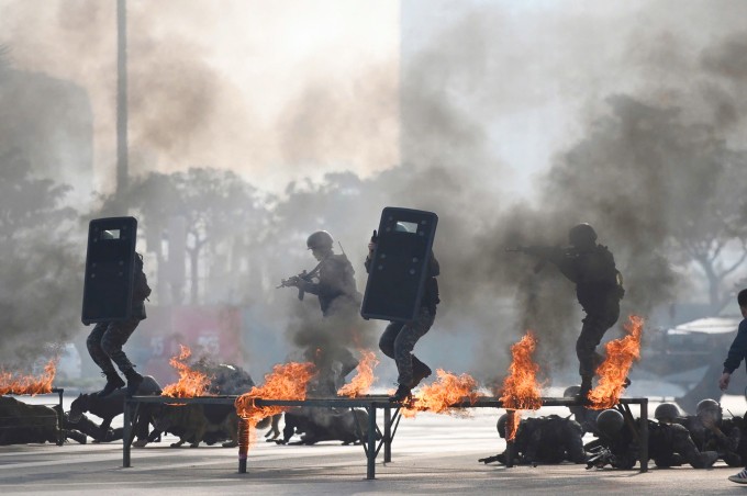 Màn trình diễn các kỹ thuật vận động,
khắc phục vật cản, bắn súng ứng dụng của cán bộ chiến sĩ Đoàn Cảnh
sát đặc nhiệm số 1 và lực lượng sử dụng động vật nghiệp vụ Bộ Tư
lệnh cảnh sát cơ động.