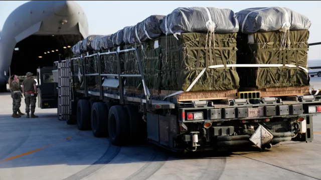 Quân đội Mỹ dỡ hàng tại Căn cứ Không quân Al-Udeid ở Qatar hồi năm 2024. Ảnh: AP