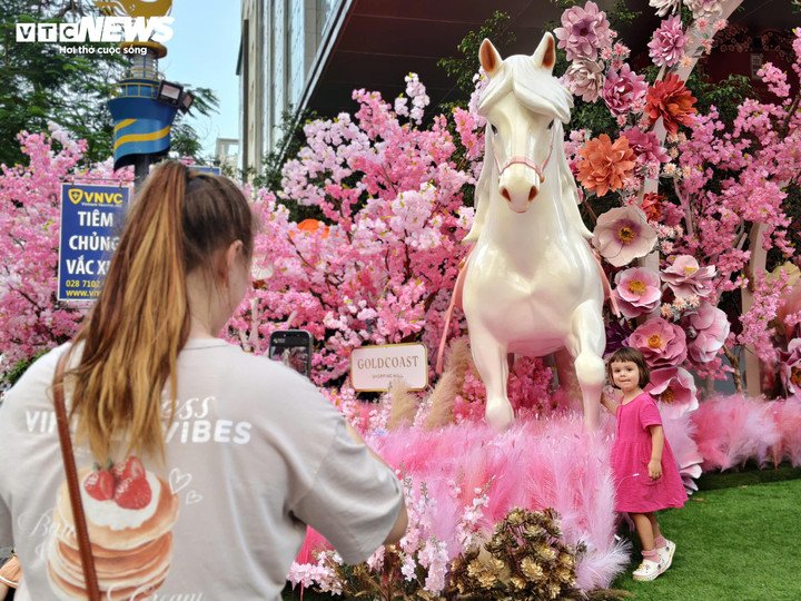 Theo đại diện Gold Coast, chuỗi tiểu cảnh lấy cảm hứng từ năm Bính Ngọ 2026 và tinh thần "Tuấn Mã Nghinh Xuân - Khai Niên Thịnh Vượng".