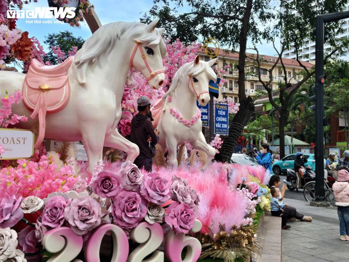 Những ngày gần đây, khu vực trung tâm thương mại Gold Coast (phường Nha Trang, Khánh Hòa) thành "thiên đường" check-in của giới trẻ. Chuỗi tiểu cảnh ngựa Tết được bài trí tinh tế, mang vẻ đẹp dịu dàng và thanh lịch, thu hút đông đảo người dân và du khách.