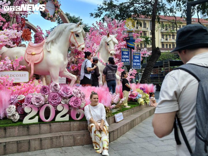 Chuỗi tiểu cảnh ngựa gồm ba cặp ngựa, mỗi cặp ngựa được đặt tên và mang một thông điệp riêng. Trong đó, Song Hoa Nghinh Phúc, cặp ngựa Nữ hoàng mang sắc trắng thanh khiết, đứng giữa rừng hoa đào hồng rực rỡ với vẻ đẹp lãng mạn, gợi lên phúc khí và may mắn được check-in nhiều nhất.