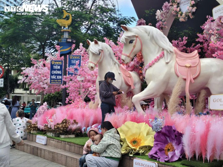 Nổi bật nhất là cặp linh vật ngựa Tết Nguyên đán Bính Ngọ với gam hồng pastel ngọt ngào, tạo cảm giác lãng mạn, nhẹ nhàng, đẹp như bước ra từ câu chuyện cổ tích, khiến ai đi ngang cũng khó lòng bỏ lỡ một tấm ảnh kỷ niệm.