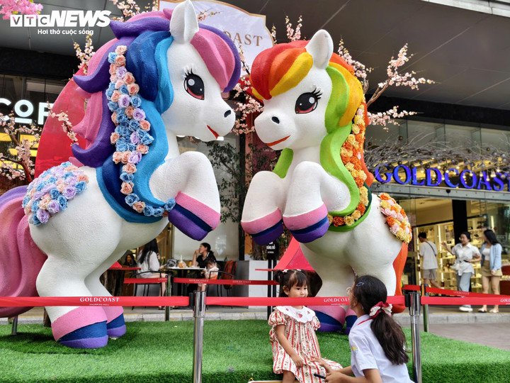 Cách đó không xa là hình ảnh linh vật ngựa dễ thương, nhiều màu sắc thu hút du khách