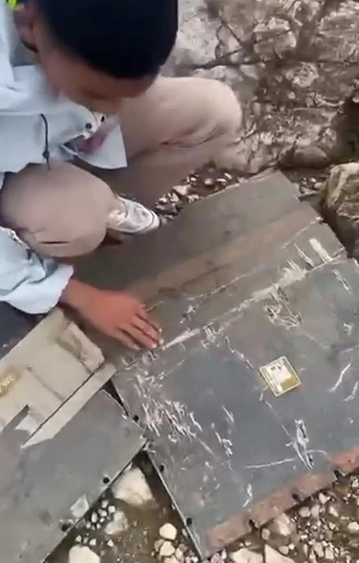 Một mảnh vỡ máy bay được tìm thấy.