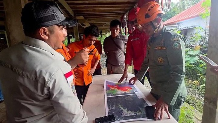 Lực lượng cứu hộ làm việc tại hiện trường.