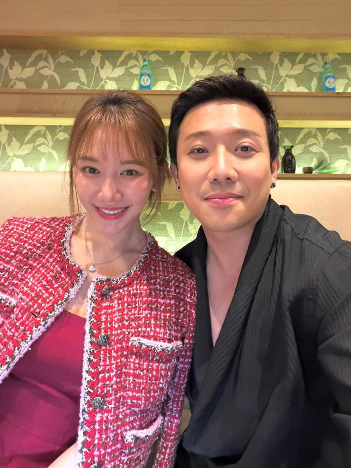 Cặp đôi chọn cách kỷ niệm bằng một bữa tiệc lãng mạn, nơi cả hai thong thả thưởng thức những món ăn tinh tế và ngon miệng.