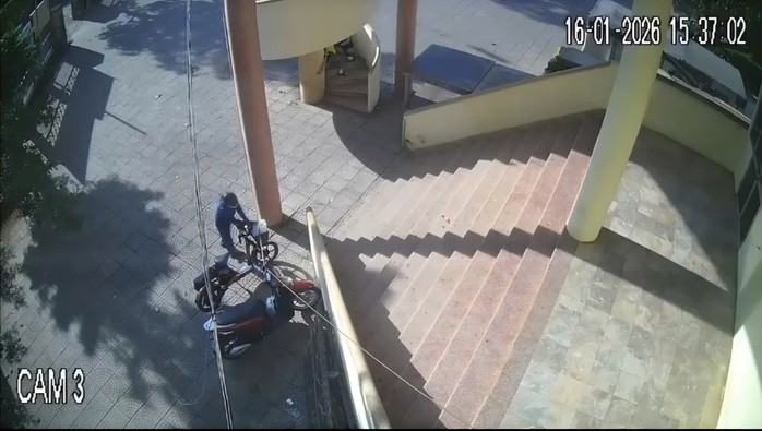 Người phụ nữ lấy trộm 800 tờ vé số và thẻ cào của người bán vé số dạo