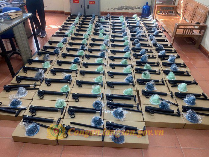 Số linh kiện súng quân dụng là tang vật của vụ án. Ảnh: Công an cung cấp