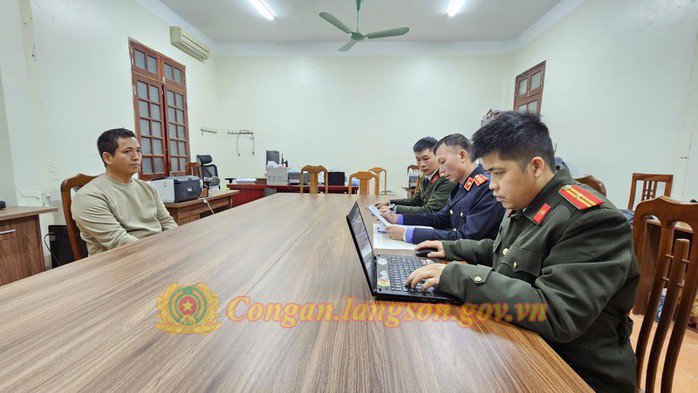 Dương Ích Phong tại cơ quan công an. Ảnh: Công an cung cấp