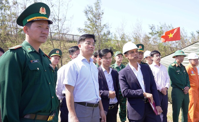 Lãnh đạo tỉnh Quảng Ngãi kiểm tra hiện trường tàu sắt có chữ Trung Quốc bị mắc cạn