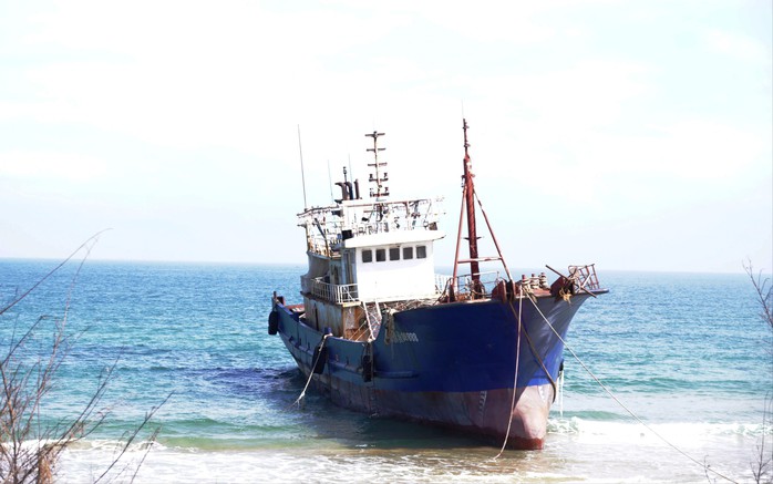 Tàu sắt có chữ Trung Quốc bị mắc cạn khá gần bờ ở vùng biển Dung Quất