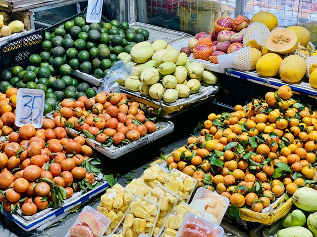 Thị trường hoa quả Việt ghi nhận nhiều mặt hàng được bày bán.