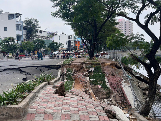 Đoạn đường Ba Đình bị sụp xuống kênh Tàu Hủ.