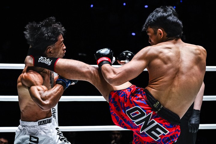 Rifdean Masdor giành 10.000 USD tiền thưởng sau khi hạ knock out Mohammad Redho.