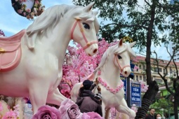 Cận cảnh cặp linh vật ngựa hồng gây sốt ở Nha Trang