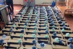 Phát hiện 320 khẩu súng quân dụng giấu tại một kho hàng