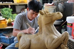 Thợ gốm làng nghề 500 tuổi 'chạy đua' từng ngày kịp làm linh vật ngựa đón Tết