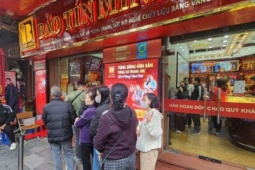 Giá vàng hôm nay mới nhất (18/1) gần 163 triệu đồng/lượng: Người mua tranh thủ xếp hàng vì "sợ" điều này