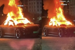 Siêu xe điện Porsche Taycan Turbo S hơn 7 tỷ bốc cháy ngùn ngụt giữa đường