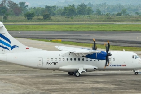 Máy bay Indonesia chở 11 người mất tích, nghi đâm vào núi