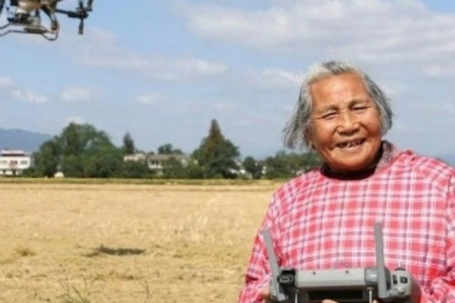 'Bà cụ siêu ngầu' U90 nổi tiếng nhờ lái drone bón phân và bán nông sản online