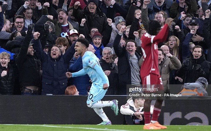 Edwards gỡ hòa cho Burnley trong hiệp hai