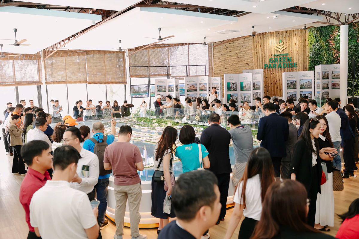 Không khí sôi động tại văn phòng bán hàng Vinhomes Green Paradise khi nhà đầu tư đồng loạt chớp thời cơ “chân sóng” hạ tầng (Ảnh: Vinhomes)
