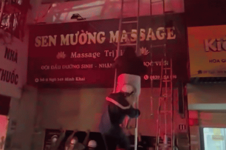 Cháy nhà 5 tầng lúc nửa đêm, cảnh sát phá cửa cứu người mắc kẹt