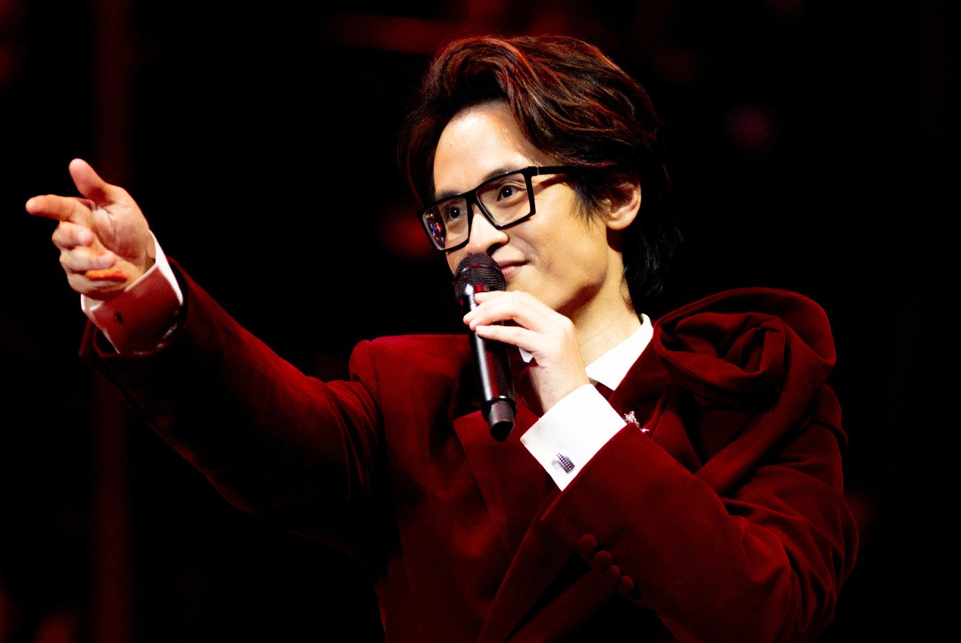 Hà Anh Tuấn thăng hoa trên sân khấu được đầu tư tỉ mỉ.