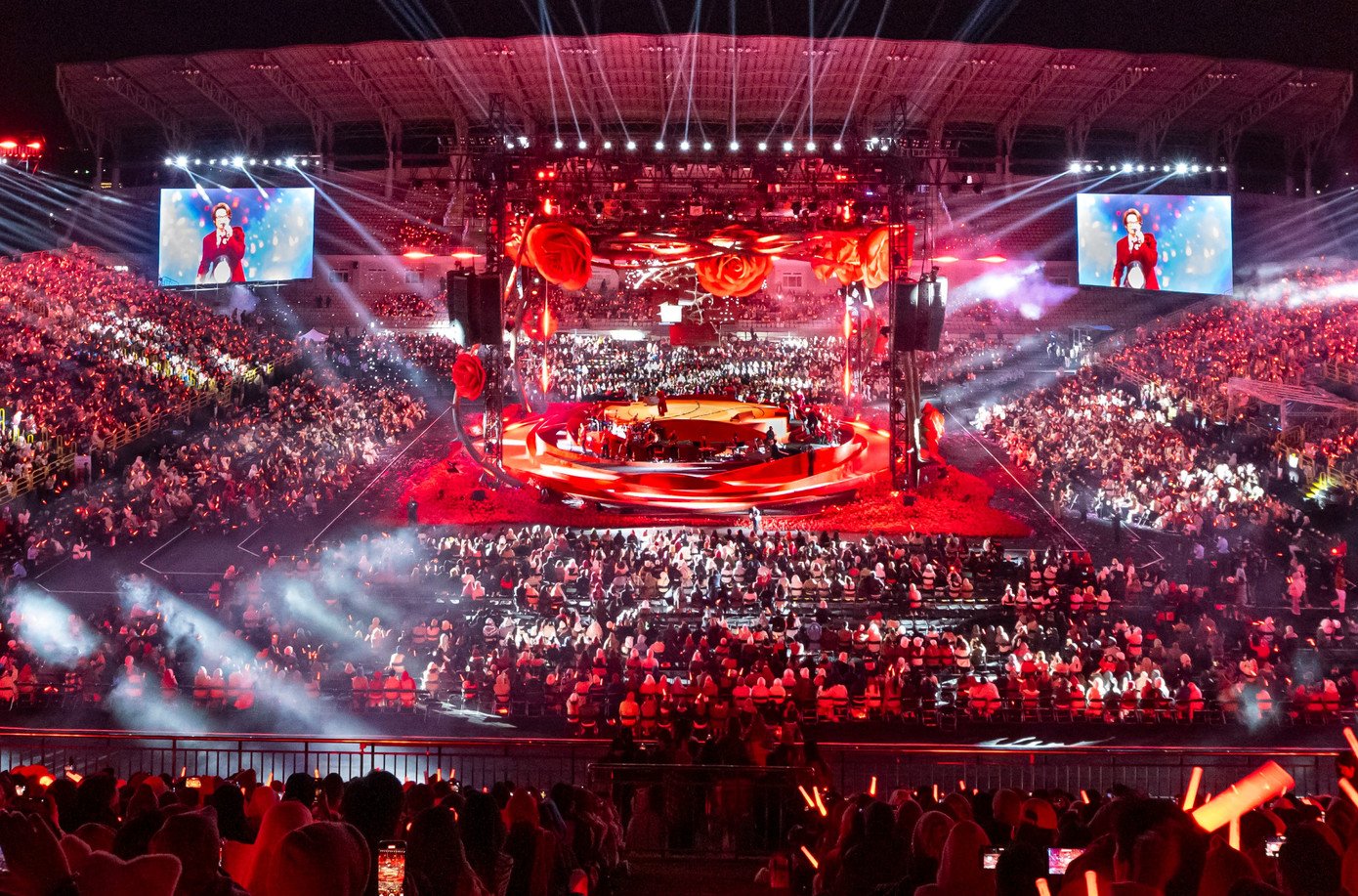 Hà Anh Tuấn giữa sân khấu hoa hồng khổng lồ.