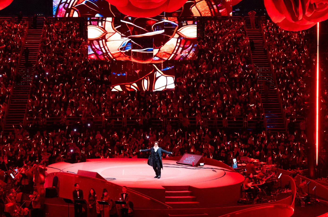 Hà Anh Tuấn giữa sân khấu hoa hồng khổng lồ.