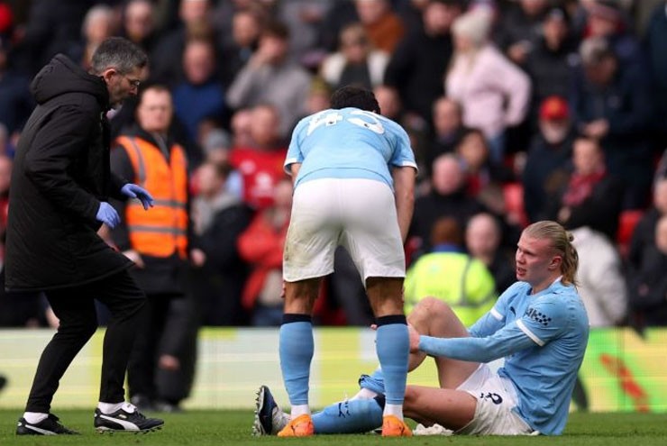 Haaland bị fan MU chế giễu sau khi bị đau