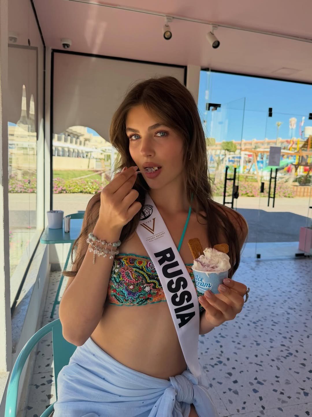 Đại diện Nga - Varvara Yakovenko mặc áo tắm, tận hưởng buổi chiều thư giãn bên bãi biển. Cô 18 tuổi, có gương mặt ngọt ngào. Cô đam mê tập yoga và Pilates, khiêu vũ, biểu diễn đàn hạc và luyện thanh. Người đẹp cũng thích các hoạt động kết nối với thiên nhiên qua những chuyến đi bộ dài. Cô thông thạo tiếng Nga, tiếng Anh và tiếng Ukraine.