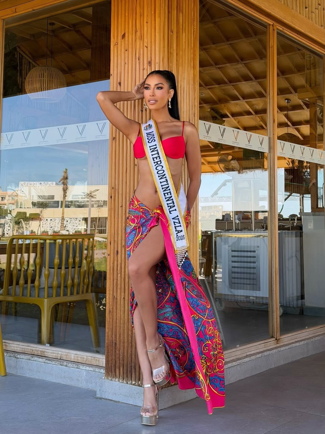 Đại diện Đại diện Venezuela - Rubi Esmeralda khoe dáng nóng bỏng đậm chất Latinh trong bộ áo tắm màu đỏ. Cô 30 tuổi, cao 1,7 m, số đo ba vòng 89-60-90 cm. Người đẹp là nhà báo, doanh nhân. Rubi được nhận xét nằm trong nhóm thí sinh tiềm năng cho vương miện.