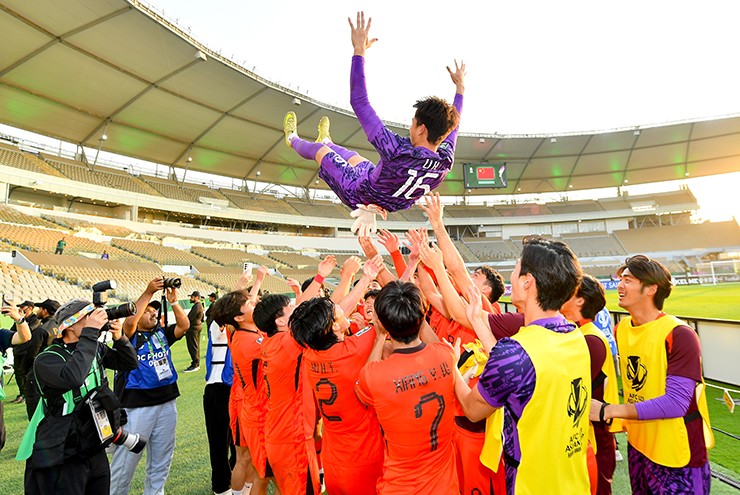 Các cầu thủ U23 Trung Quốc tung hô thủ môn Li Hao sau trận thắng U23 Uzbekistan.