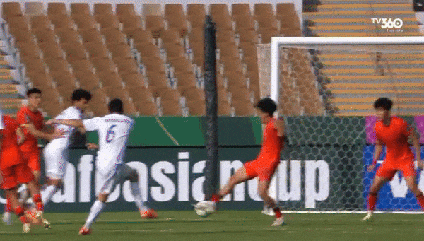 Pha cứu thua xuất sắc của Li Hao trong trận gặp U23 Uzbekistan