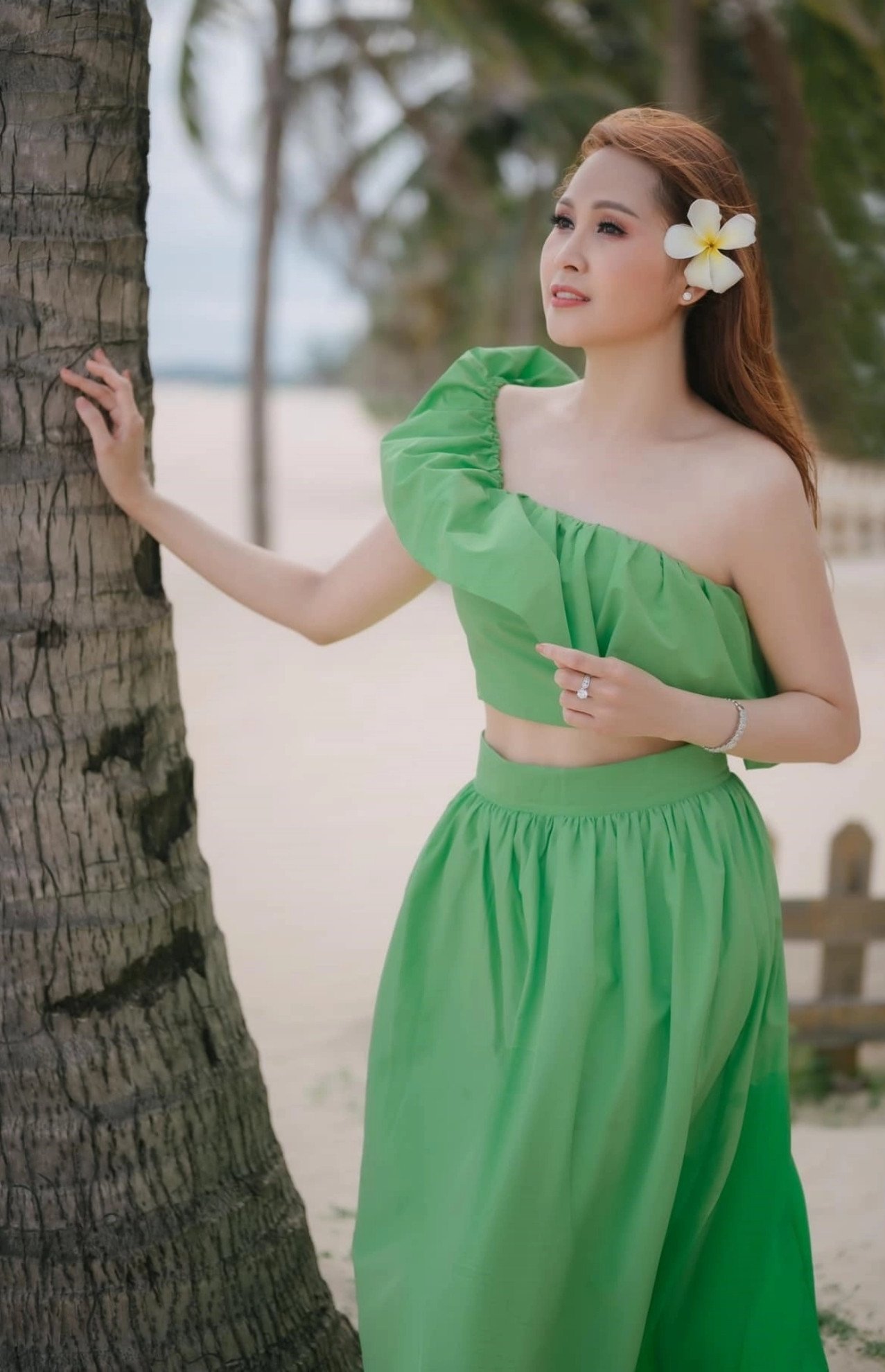 Minh Thư chuộng các bộ váy màu sắc, tôn dáng gợi cảm.&nbsp;