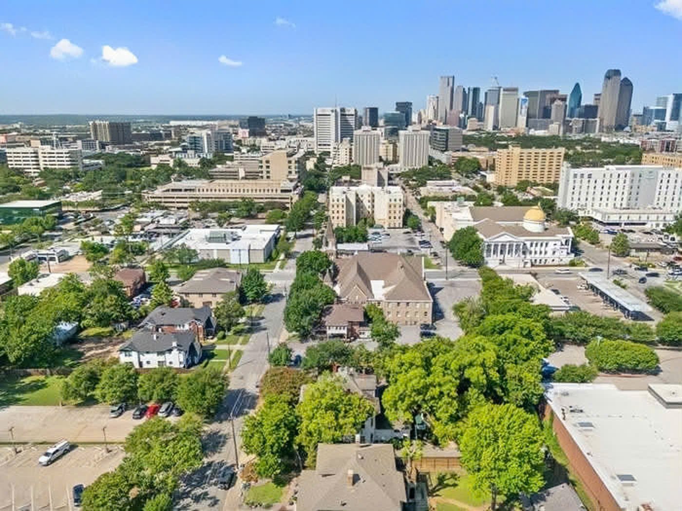 Nhà Ngô Mỹ Uyên mua cho bố mẹ được bao quanh bởi không gian xanh ngút mắt.&nbsp;