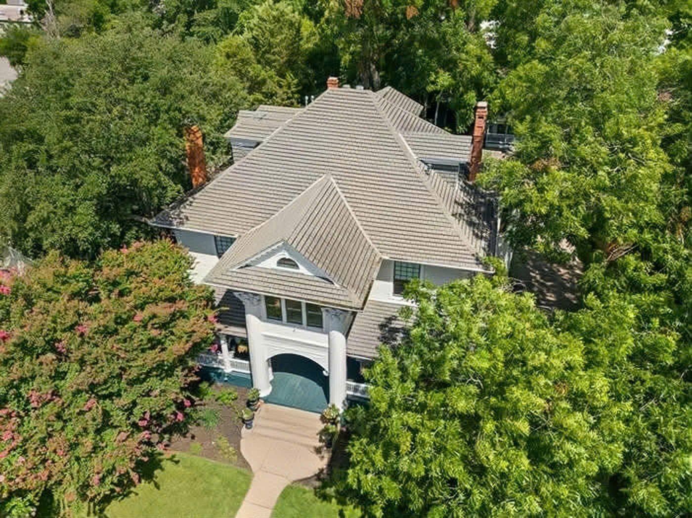 Nhà Ngô Mỹ Uyên mua cho bố mẹ được bao quanh bởi không gian xanh ngút mắt.&nbsp;