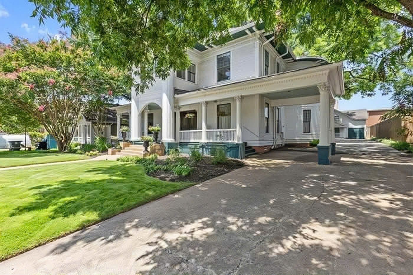 Các góc chụp từ bên ngoài 2 căn nhà.&nbsp;