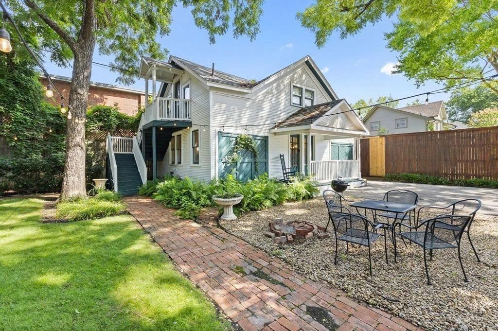 Các góc chụp từ bên ngoài 2 căn nhà.&nbsp;