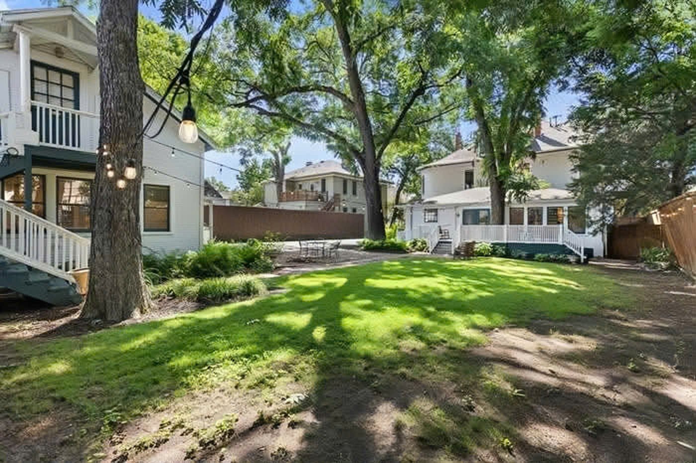 Các góc chụp từ bên ngoài 2 căn nhà.&nbsp;